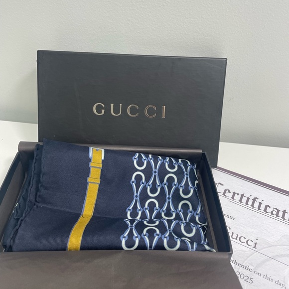 Authentic GUCCI horse bit silk scarf with box and certificate - Picture 1 of 8